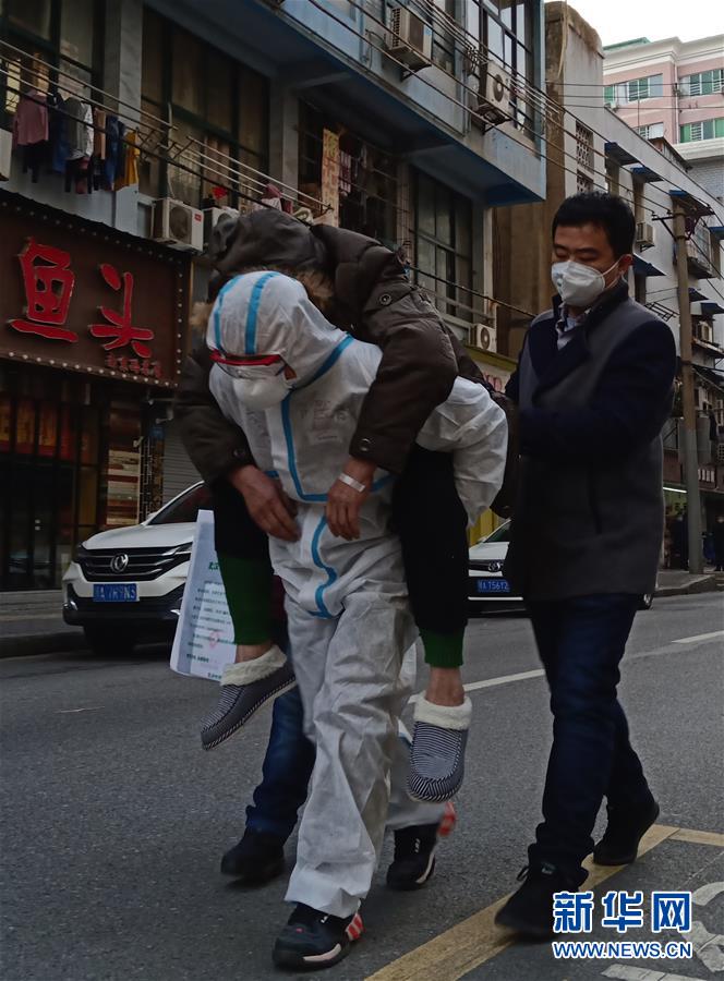（習近平致敬的戰(zhàn)“疫”英雄·公安干警篇·圖文互動）（4）他們，抗疫一線鑄警魂