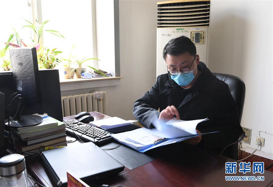 （一線抗疫群英譜·圖文互動）（2）“再年輕，也要學(xué)做頂梁柱”——記“95后”干警李文超