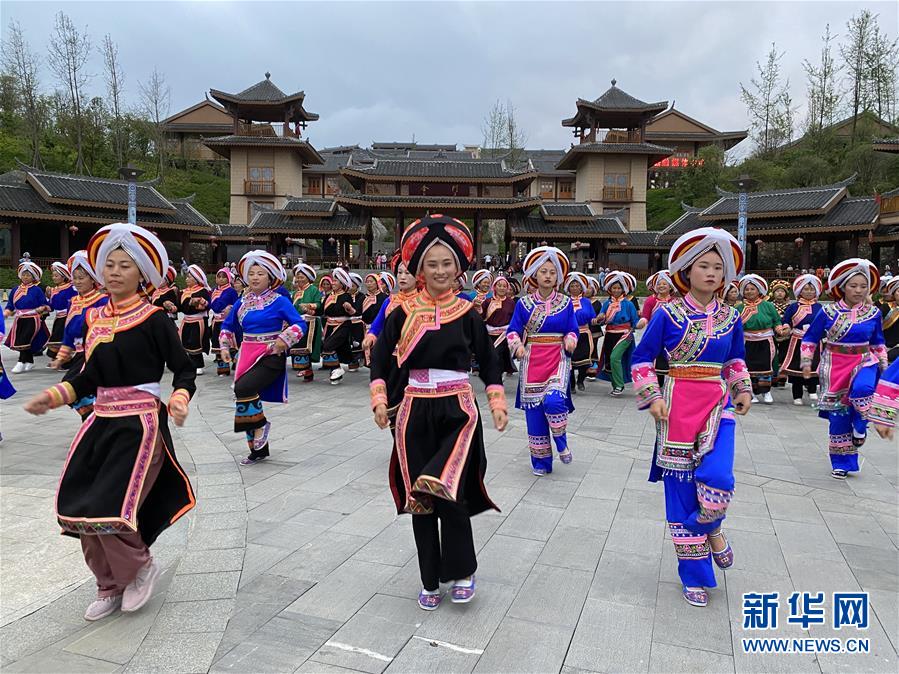 （決戰(zhàn)決勝脫貧攻堅(jiān)·圖文互動）（1）阿妹戚托：大山里的“非遺”助搬遷群眾穩(wěn)得住