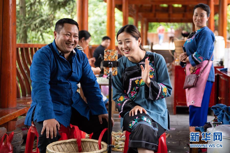 （新華全媒頭條·走向我們的小康生活·圖文互動）（10）那山，那人，那苗寨——十八洞村三代人的奮斗史