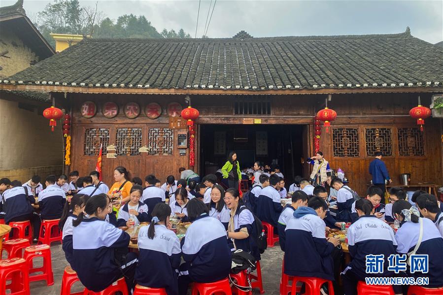 （在習(xí)近平新時(shí)代中國特色社會(huì)主義思想指引下——新時(shí)代新作為新篇章·習(xí)近平總書記關(guān)切事·圖文互動(dòng)）（2）精準(zhǔn)扶貧7年，十八洞村“長”出10余種新職業(yè)