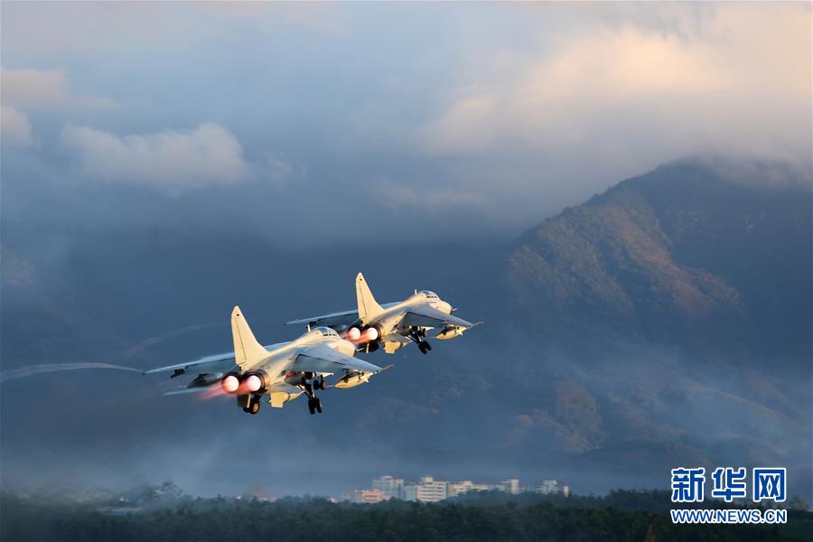 （新華全媒頭條·圖文互動(dòng)）（2）沿著中國(guó)特色強(qiáng)軍之路闊步前進(jìn)——黨中央、中央軍委領(lǐng)導(dǎo)推進(jìn)國(guó)防和軍隊(duì)建設(shè)70年紀(jì)實(shí)