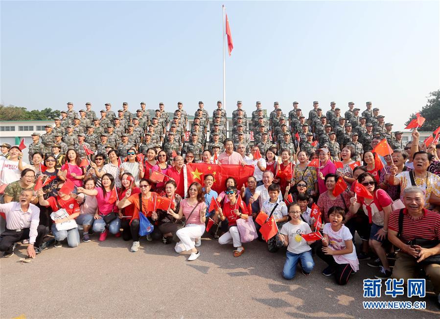 （圖文互動）（4）“我和我的祖國，一刻也不能分割”——解放軍駐香港部隊與市民共同慶祝國慶70周年見聞