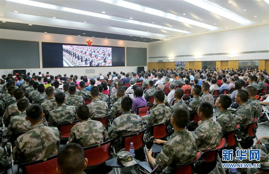 （圖文互動）（3）“我和我的祖國，一刻也不能分割”——解放軍駐香港部隊與市民共同慶祝國慶70周年見聞