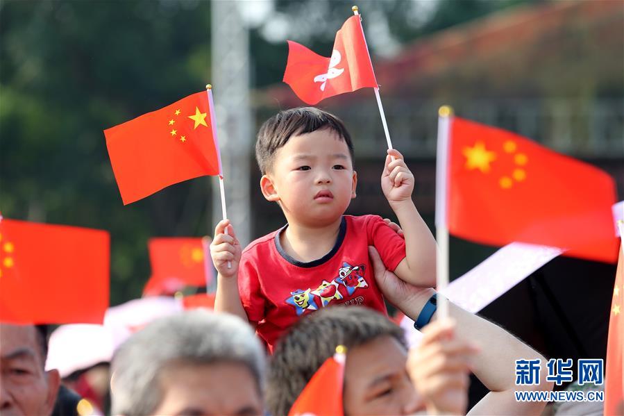 （圖文互動）（2）“我和我的祖國，一刻也不能分割”——解放軍駐香港部隊與市民共同慶祝國慶70周年見聞