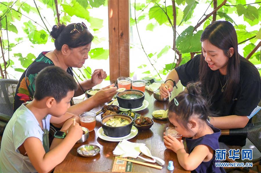 （在習(xí)近平新時(shí)代中國(guó)特色社會(huì)主義思想指引下——新時(shí)代新作為新篇章·習(xí)近平總書記關(guān)切事·圖文互動(dòng)）（6）珍惜盤中餐，狠剎浪費(fèi)風(fēng)——各地積極行動(dòng)堅(jiān)決制止餐飲浪費(fèi)