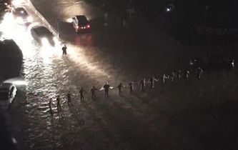 暴雨中的“最美人墻”找到了！