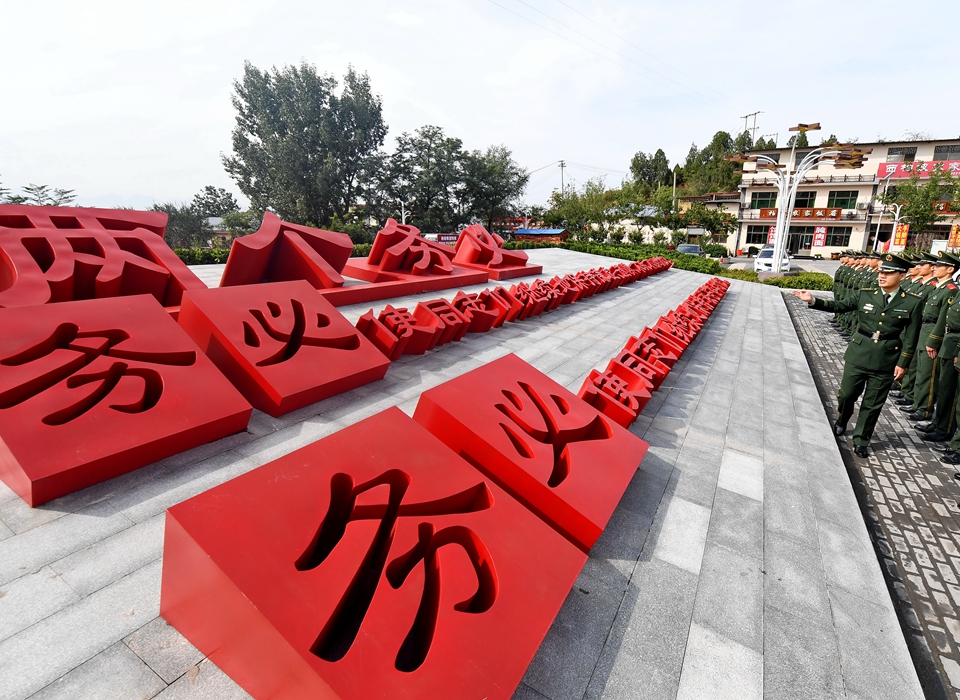 全面從嚴(yán)治黨，以更高能力和水平引領(lǐng)新時(shí)代
