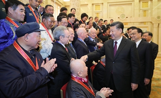 慶祝大會結(jié)束后，習(xí)近平等會見受表彰人員及親屬代表