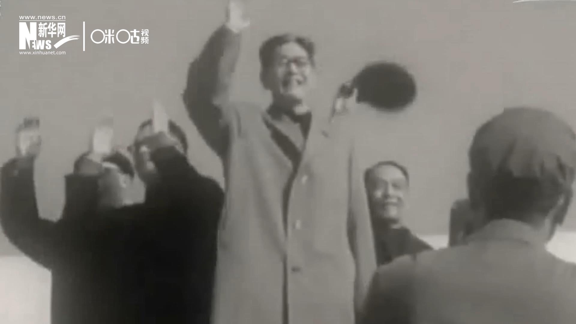 1971年11月9日，全新成立的中國聯(lián)合國代表團在群眾的歡呼與掌聲中登上專機，正式開啟了中國的聯(lián)合國之旅。