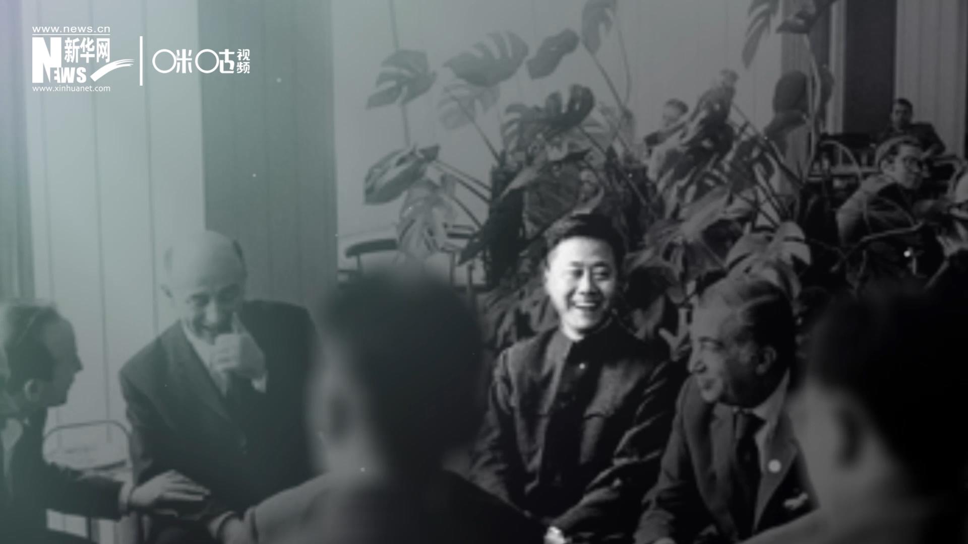 照片里的這個人是高梁，原新華社國際部記者。原本作為代表團隨行記者的他接到通知，由他帶領(lǐng)一支先遣小組先行去紐約。