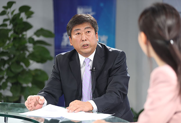 具體落在實處就是把方向，管大局，保落實