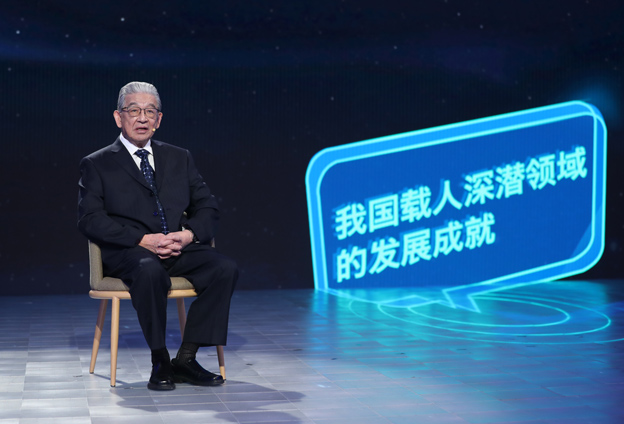 抱著要建造先進的海軍裝備保家衛(wèi)國的心愿，考入了交通大學造船系