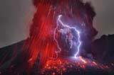 大自然“憤怒”之力！攝影師拍到火山閃電奇觀