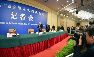 尚福林、劉士余、項(xiàng)俊波等步入會場