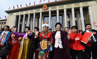 閉幕會后，代表走出人民大會堂