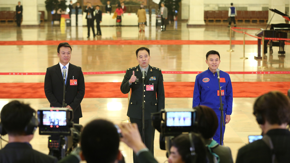趙宏博、景海鵬、唐嘉陵代表接受采訪
