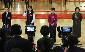 吳敏霞、杜玉濤、蒙曼、盧麗安代表接受采訪