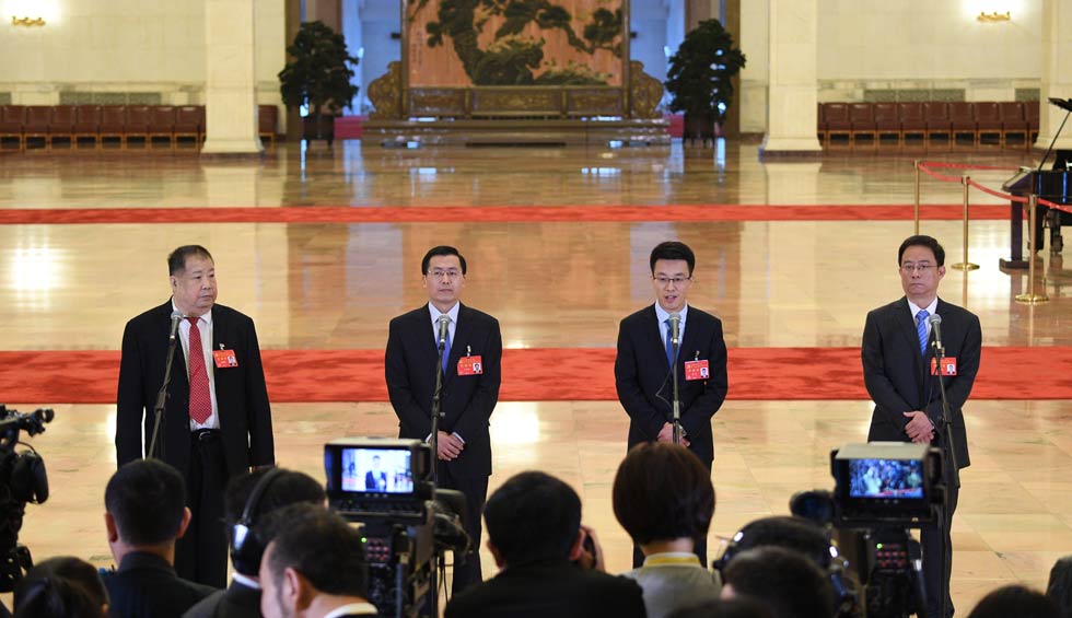 凌解放、王立平、徐川、黃一兵接受采訪