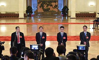 凌解放、王立平、徐川、黃一兵代表接受采訪