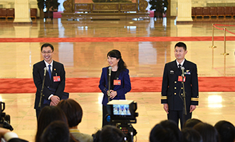 孟祥飛、李媛、曹先建代表接受采訪