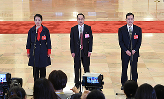 姜妍、康紅普、劉宗富代表接受采訪