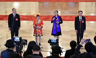 蔡松濤、杜麗群、楊小玲、賈立群代表接受采訪