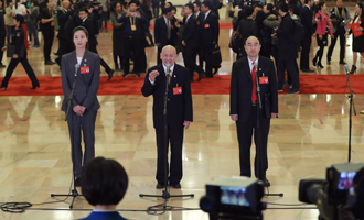 魏秋月、孟廣祿、薛晨陽代表接受采訪