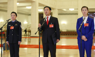 李貝、裴春亮、丁寧代表接受采訪