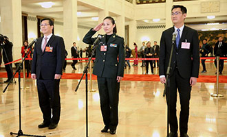 全國(guó)人大代表接受采訪(fǎng)