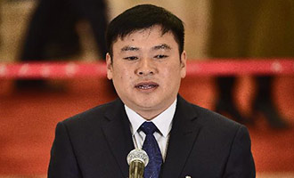 鞏保雄在“代表通道”接受采訪(fǎng)