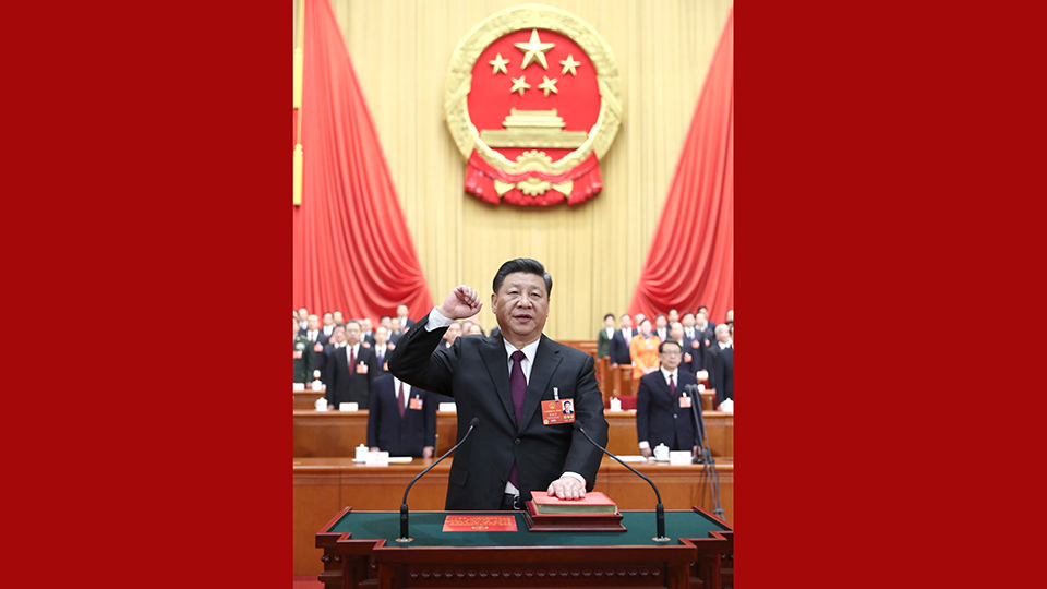 新當(dāng)選的國家主席、中央軍委主席習(xí)近平進(jìn)行憲法宣誓