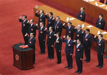 新當(dāng)選的全國人大常委會副委員長、秘書長進(jìn)行憲法宣誓