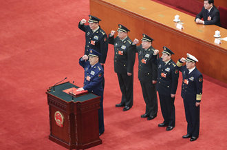 中央軍委副主席、委員進(jìn)行憲法宣誓