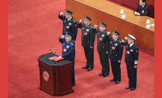 中央軍委副主席、委員進(jìn)行憲法宣誓