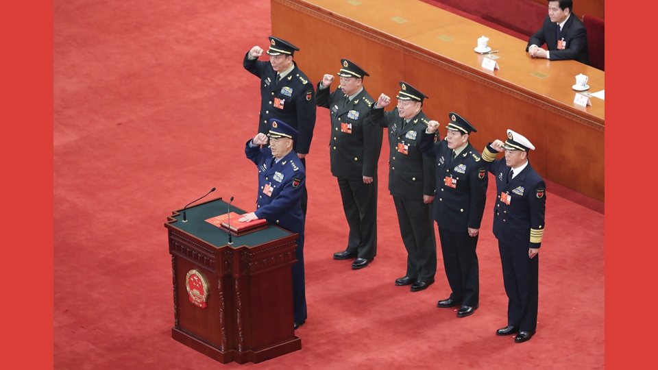 中央軍委副主席、委員進(jìn)行憲法宣誓