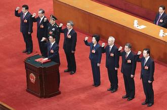 國務(wù)院副總理、國務(wù)委員、秘書長進(jìn)行憲法宣誓