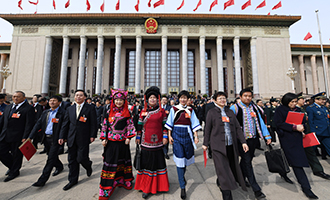 閉幕會(huì)后，代表走出人民大會(huì)堂