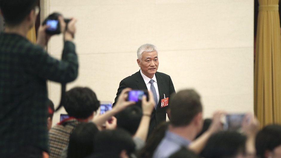 王志剛步入“部長(zhǎng)通道”，準(zhǔn)備接受采訪(fǎng)