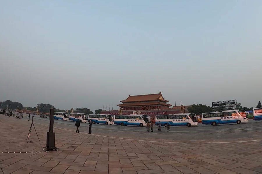 10月1日清晨的天安門城樓和長安街，燈火通明，正在準備慶祝大會的工作人員雖然緊張忙碌，但仍顯得井然有序