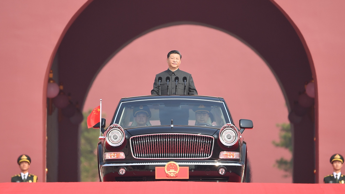 習(xí)近平乘坐檢閱車，經(jīng)過金水橋，駛上長安街