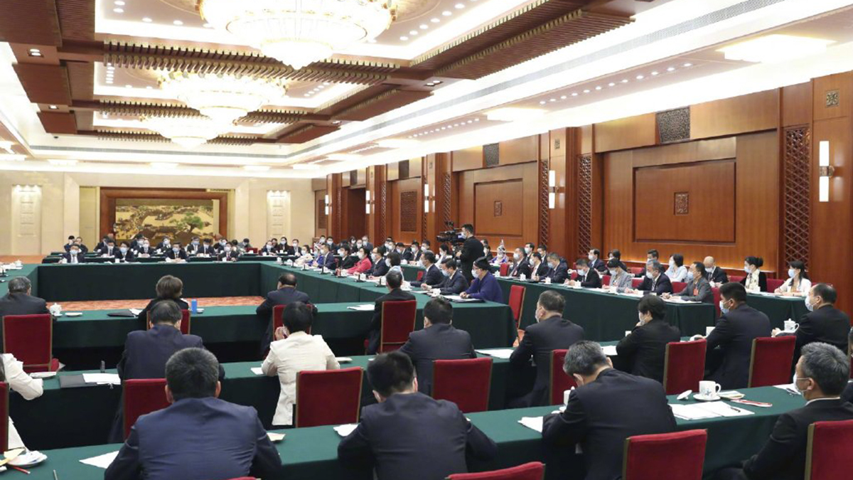 出席十三屆全國人大三次會議的代表團分組審議政府工作報告，來看審議現(xiàn)場