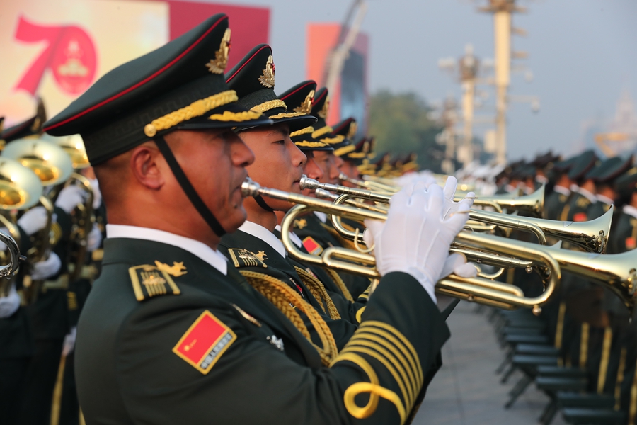 解放軍聯(lián)合軍樂團在廣場就位后進行準備工作和試奏。據(jù)了解，解放軍聯(lián)合軍樂團此次演奏是從開國大典至今歷次閱兵以來演奏曲目最多的一次，不少曲目是為此次閱兵量身打造的全新作品，此次也是歷次女演奏員最多的一次。