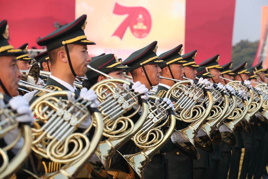 解放軍聯(lián)合軍樂團在廣場就位后進行準備工作和試奏。據(jù)了解，解放軍聯(lián)合軍樂團此次演奏是從開國大典至今歷次閱兵以來演奏曲目最多的一次，不少曲目是為此次閱兵量身打造的全新作品，此次也是歷次女演奏員最多的一次。