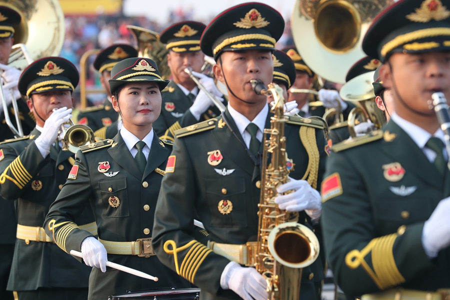 解放軍聯(lián)合軍樂團在廣場就位后進行準備工作和試奏。據(jù)了解，解放軍聯(lián)合軍樂團此次演奏是從開國大典至今歷次閱兵以來演奏曲目最多的一次，不少曲目是為此次閱兵量身打造的全新作品，此次也是歷次女演奏員最多的一次。