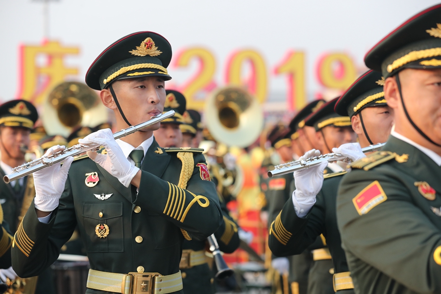 解放軍聯(lián)合軍樂團在廣場就位后進行準備工作和試奏。據(jù)了解，解放軍聯(lián)合軍樂團此次演奏是從開國大典至今歷次閱兵以來演奏曲目最多的一次，不少曲目是為此次閱兵量身打造的全新作品，此次也是歷次女演奏員最多的一次。