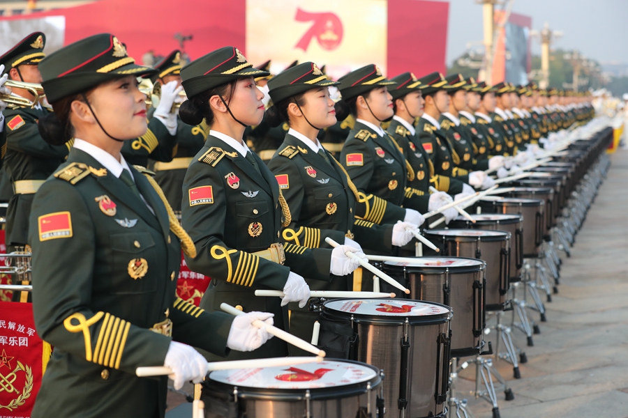 解放軍聯(lián)合軍樂團在廣場就位后進行準備工作和試奏。據(jù)了解，解放軍聯(lián)合軍樂團此次演奏是從開國大典至今歷次閱兵以來演奏曲目最多的一次，不少曲目是為此次閱兵量身打造的全新作品，此次也是歷次女演奏員最多的一次。