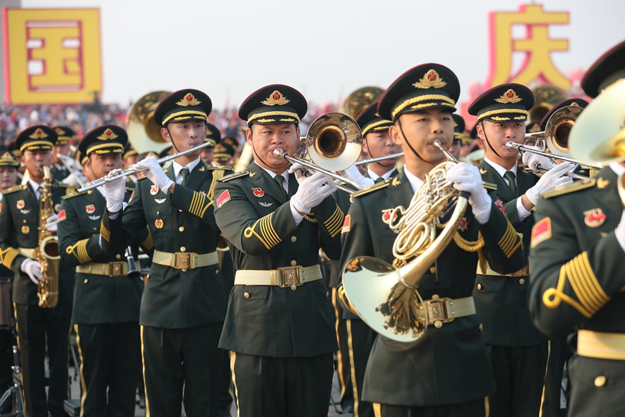 解放軍聯(lián)合軍樂團在廣場就位后進行準備工作和試奏。據(jù)了解，解放軍聯(lián)合軍樂團此次演奏是從開國大典至今歷次閱兵以來演奏曲目最多的一次，不少曲目是為此次閱兵量身打造的全新作品，此次也是歷次女演奏員最多的一次。