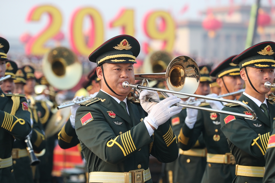 解放軍聯(lián)合軍樂團在廣場就位后進行準備工作和試奏。據(jù)了解，解放軍聯(lián)合軍樂團此次演奏是從開國大典至今歷次閱兵以來演奏曲目最多的一次，不少曲目是為此次閱兵量身打造的全新作品，此次也是歷次女演奏員最多的一次。