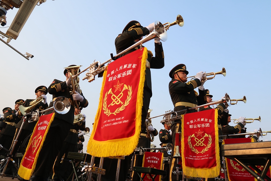 解放軍聯(lián)合軍樂團在廣場就位后進行準備工作和試奏。據(jù)了解，解放軍聯(lián)合軍樂團此次演奏是從開國大典至今歷次閱兵以來演奏曲目最多的一次，不少曲目是為此次閱兵量身打造的全新作品，此次也是歷次女演奏員最多的一次。